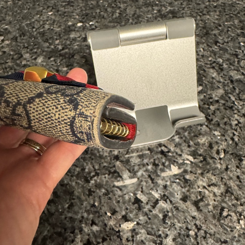Rare Gucci Beige Key Holder with Bow Accent - Picture 5 of 10